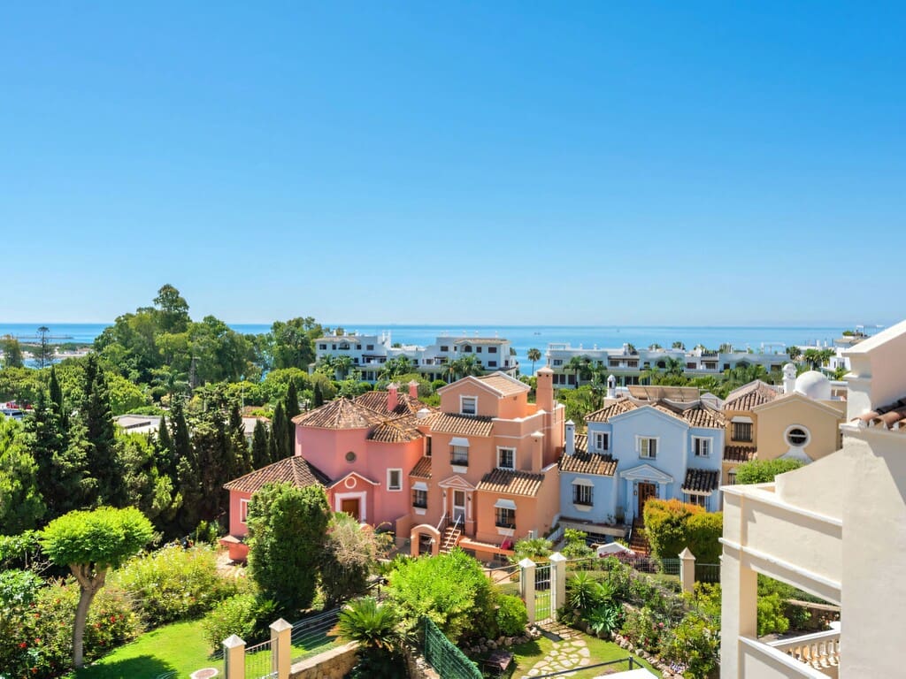 5 bedroom Townhouse for sale in Estepona with pool garage - € 1,400,000 (Ref: 10048854)