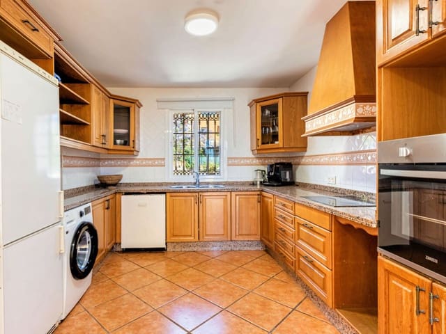5 bedroom Townhouse for sale in Estepona with pool garage - € 1,400,000 (Ref: 10048854)