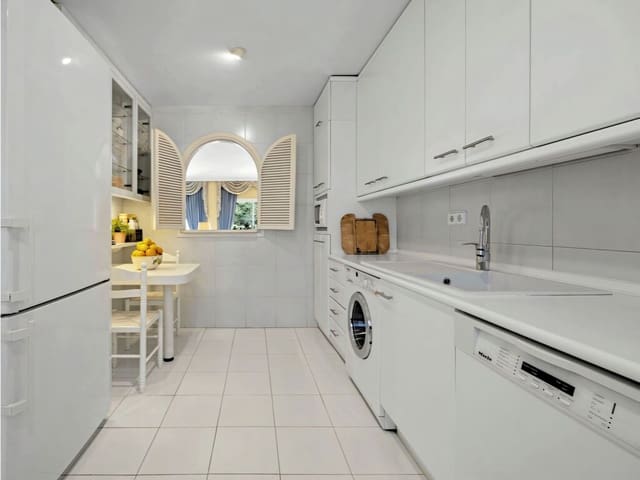 5 makuuhuone Omakotitalo myytävänä paikassa La Quinta, Benahavís mukana uima-altaan 
autotalli - 850 000 € (Ref: 10051117)