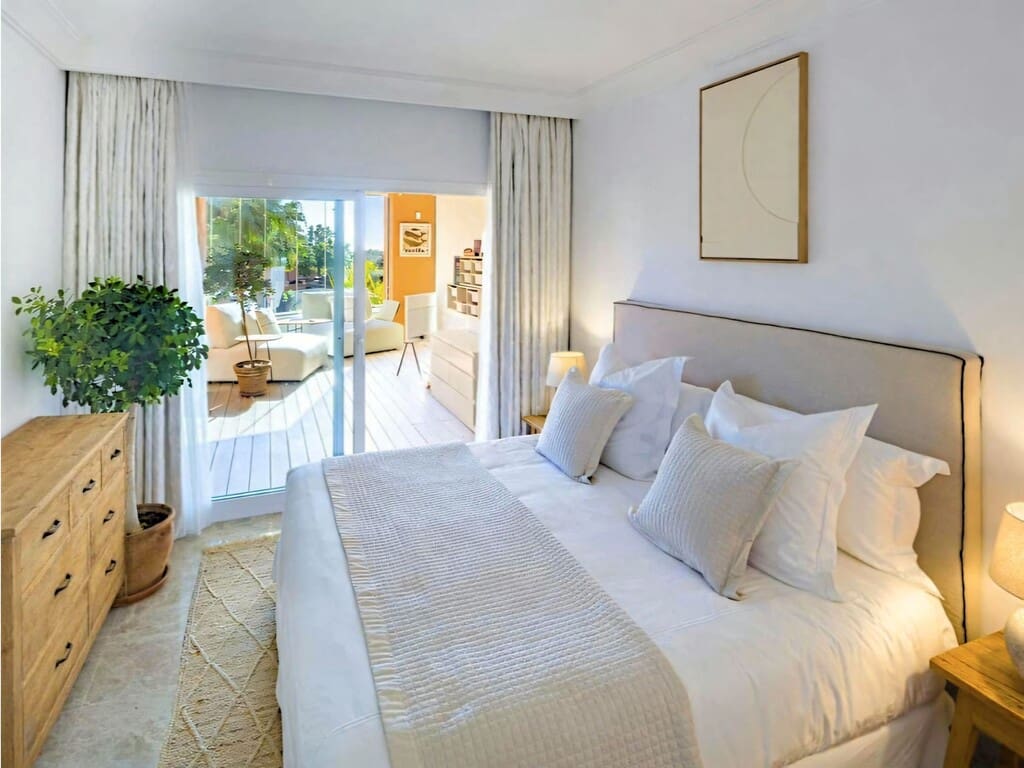 4 bedroom Apartment for sale in Nueva Andalucia with pool garage - € 1,090,000 (Ref: 10054814)