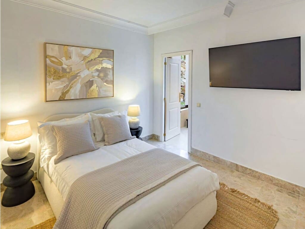 4 bedroom Apartment for sale in Nueva Andalucia with pool garage - € 1,090,000 (Ref: 10054814)