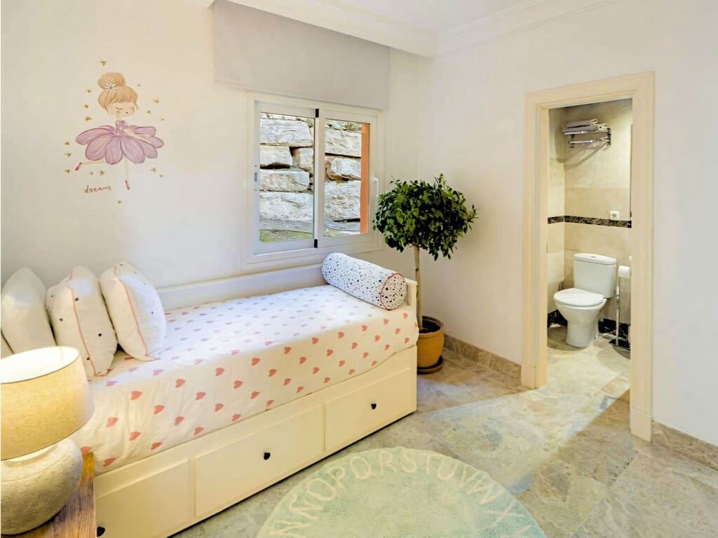 4 bedroom Apartment for sale in Nueva Andalucia with pool garage - € 1,090,000 (Ref: 10054814)