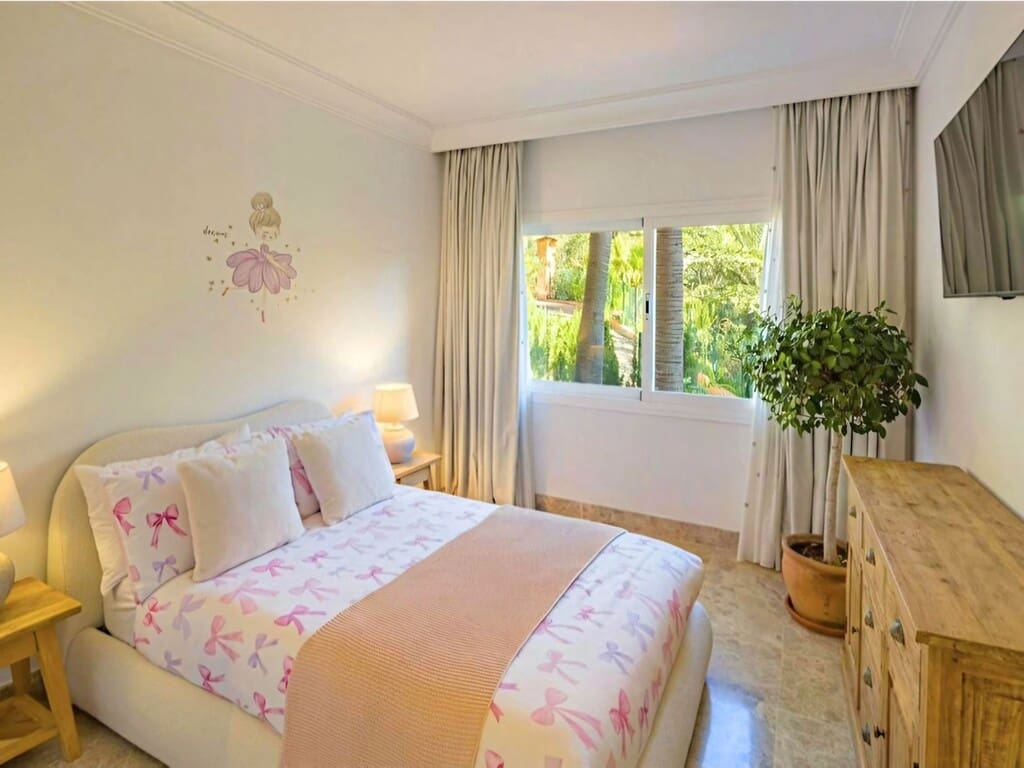 4 bedroom Apartment for sale in Nueva Andalucia with pool garage - € 1,090,000 (Ref: 10054814)