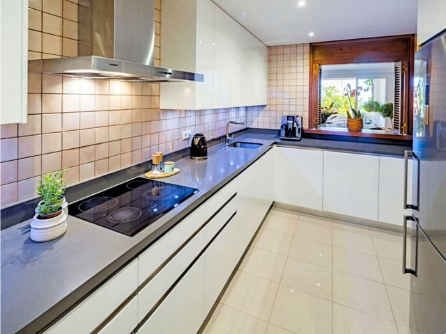 4 bedroom Apartment for sale in Nueva Andalucia, Marbella with pool garage - € 1,090,000 (Ref: 10054814)