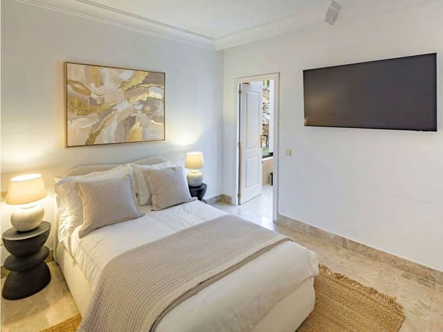4 bedroom Apartment for sale in Nueva Andalucia, Marbella with pool garage - € 1,090,000 (Ref: 10054814)