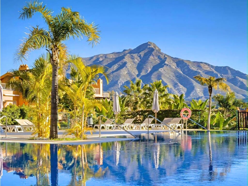 4 bedroom Apartment for sale in Nueva Andalucia with pool garage - € 1,090,000 (Ref: 10054814)
