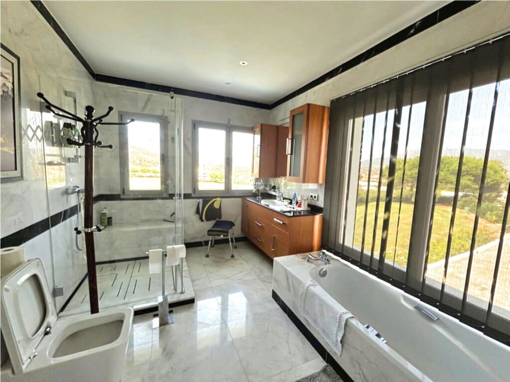 Villa for sale in La Cala de Mijas with pool garage - € 1,850,000 (Ref: 10054815)