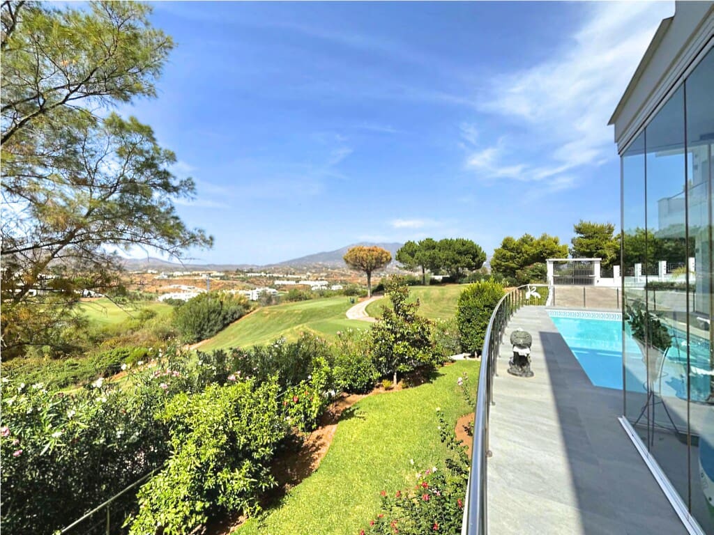 Villa for sale in La Cala de Mijas with pool garage - € 1,850,000 (Ref: 10054815)