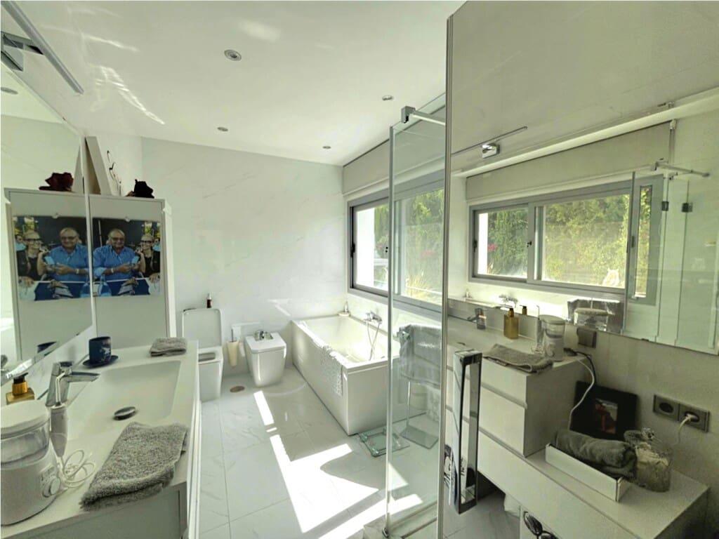 Villa for sale in La Cala de Mijas with pool garage - € 1,850,000 (Ref: 10054815)