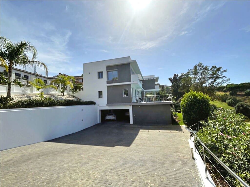 Villa for sale in La Cala de Mijas with pool garage - € 1,850,000 (Ref: 10054815)