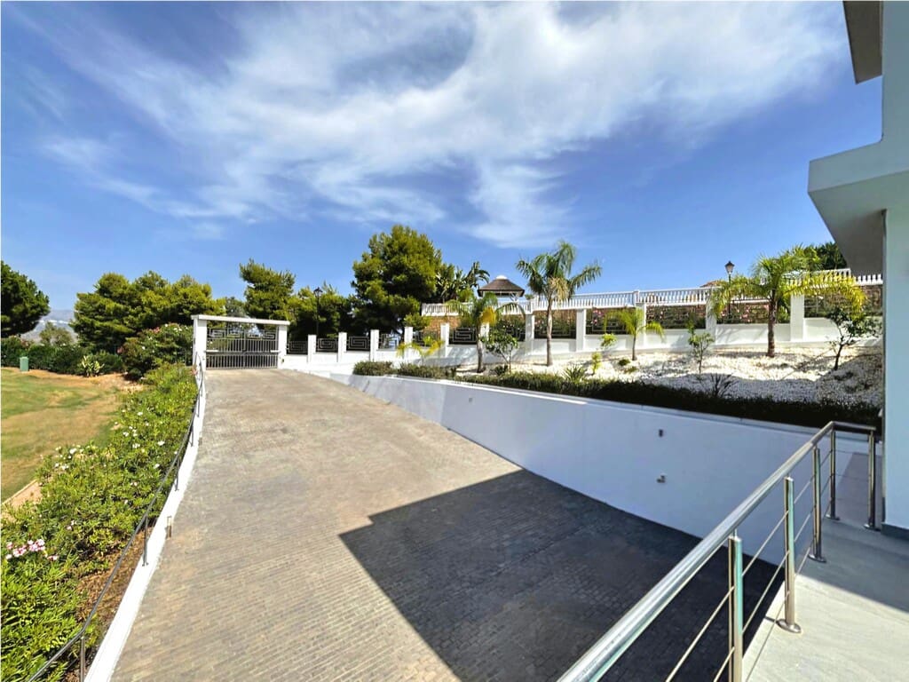 Villa for sale in La Cala de Mijas with pool garage - € 1,850,000 (Ref: 10054815)