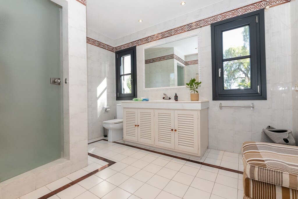 3 slaapkamer Villa te huur in San Pedro de Alcantara met zwembad garage - € 6.500 (Ref: 10063876)