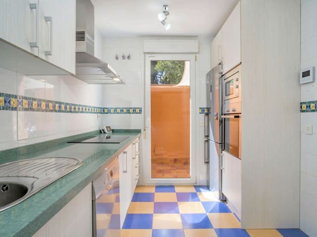 4 soveværelse Byhus til salg i Marbella med swimmingpool garage - € 660.000 (Ref: 10067170)