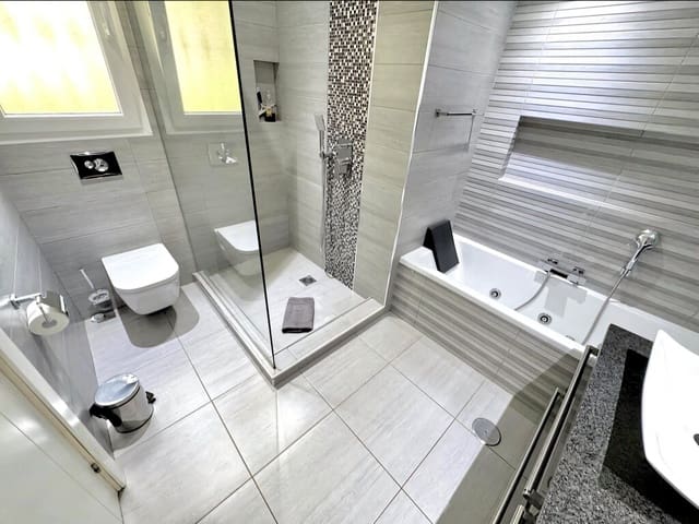 6 soverom Villa til salgs i Mijas Costa, Mijas med svømmebasseng garasje - € 1 350 000 (Ref: 10075390)