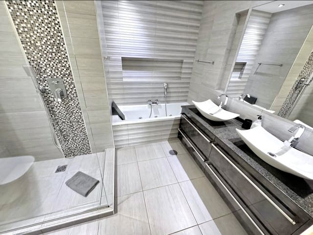 6 soverom Villa til salgs i Mijas Costa, Mijas med svømmebasseng garasje - € 1 350 000 (Ref: 10075390)