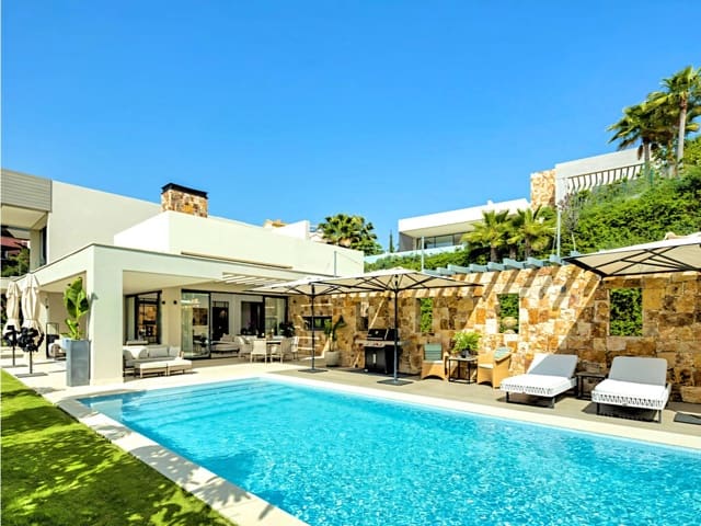 4 makuuhuone Huvila myytävänä paikassa Nueva Andalucia, Marbella mukana uima-altaan 
autotalli - 5 695 000 € (Ref: 10075391)