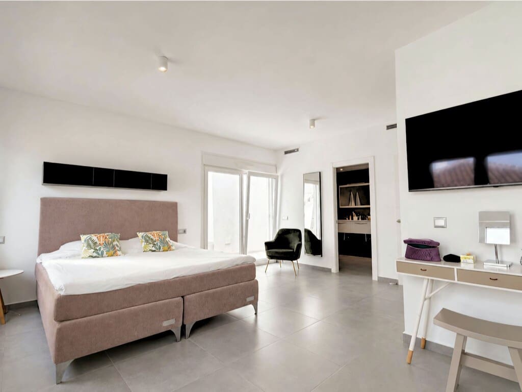 4 bedroom Villa for sale in La Cala de Mijas with pool garage - € 2,095,000 (Ref: 10077693)