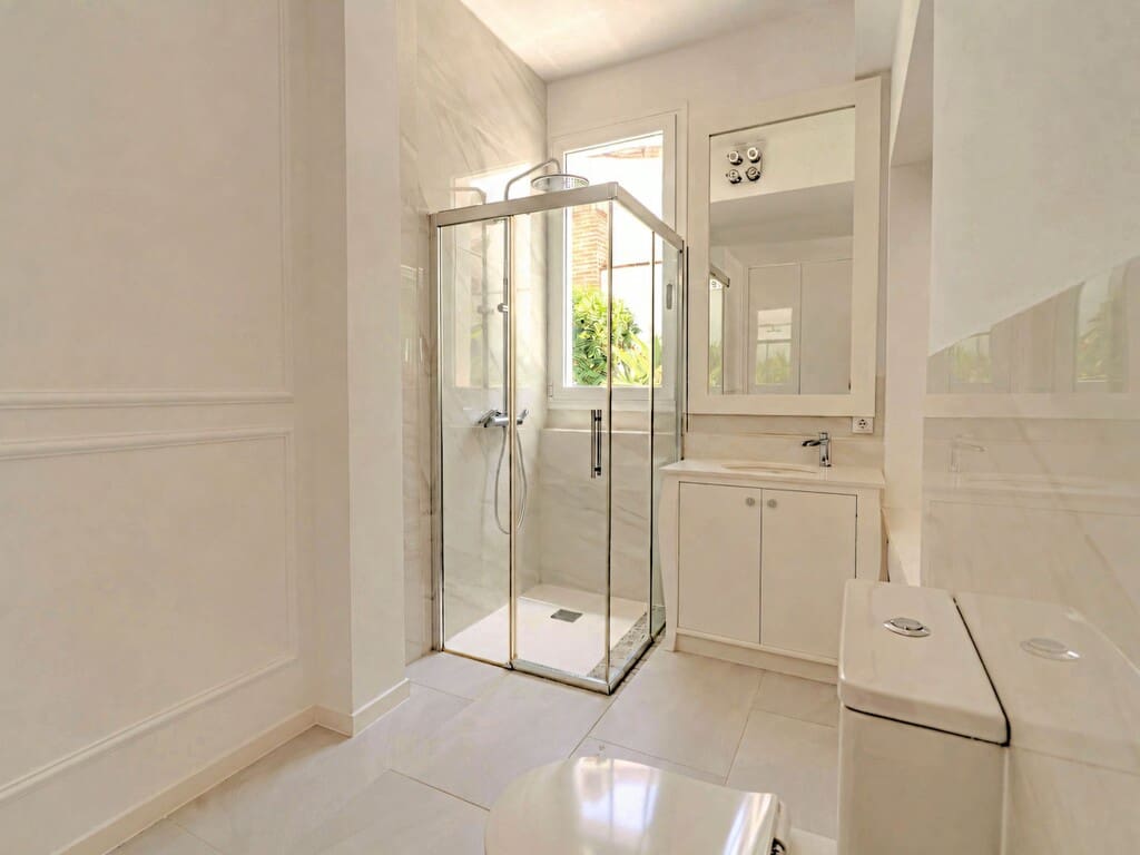4 soveværelse Villa til salg i Nueva Andalucia med swimmingpool garage - € 1.995.000 (Ref: 10088943)