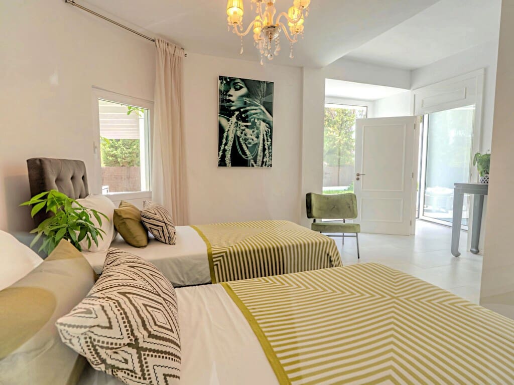 4 soveværelse Villa til salg i Nueva Andalucia med swimmingpool garage - € 1.995.000 (Ref: 10088943)