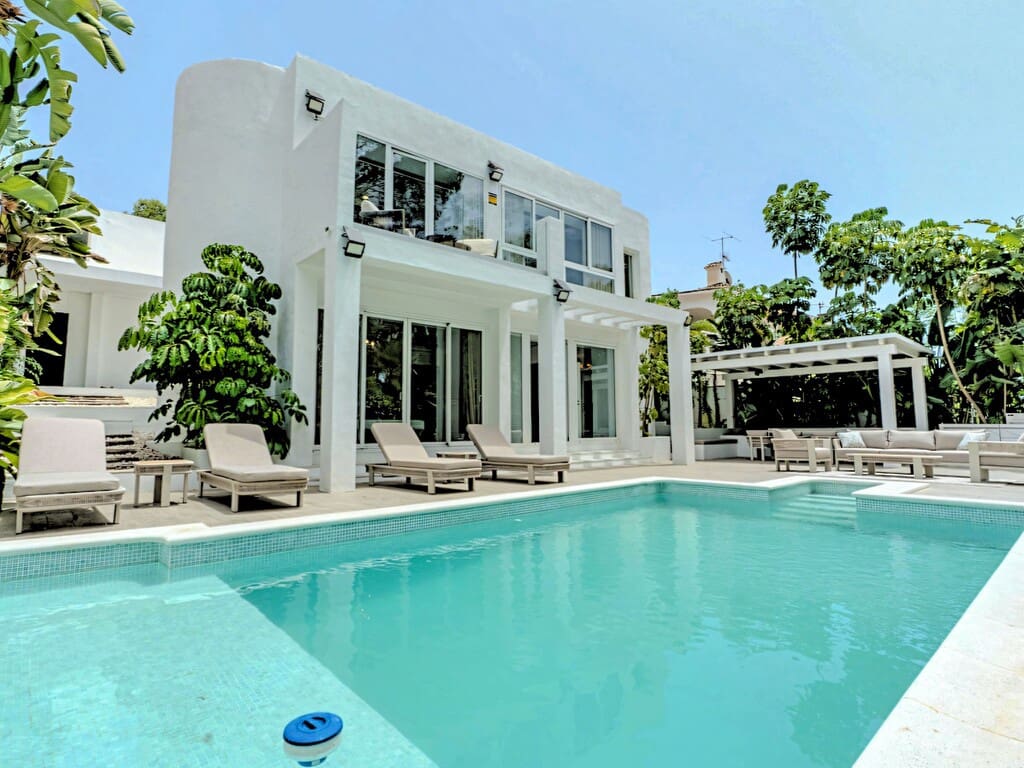 4 soveværelse Villa til salg i Nueva Andalucia med swimmingpool garage - € 1.995.000 (Ref: 10088943)