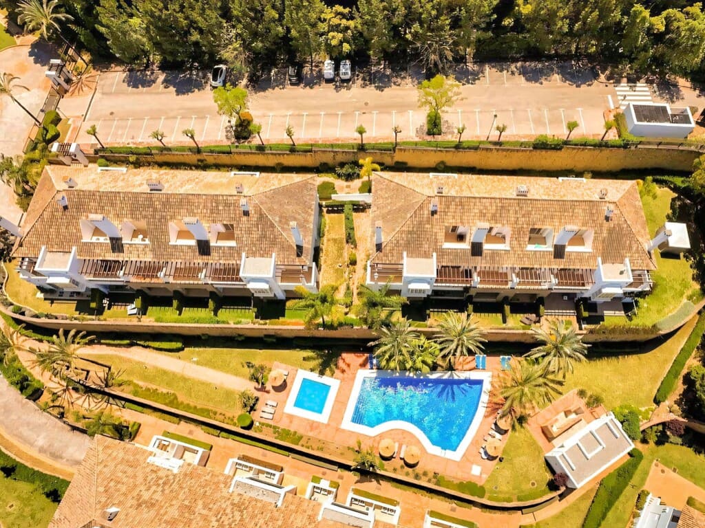 3 makuuhuone Omakotitalo myytävänä paikassa La Cala de Mijas mukana uima-altaan 
autotalli - 495 000 € (Ref: 10090132)