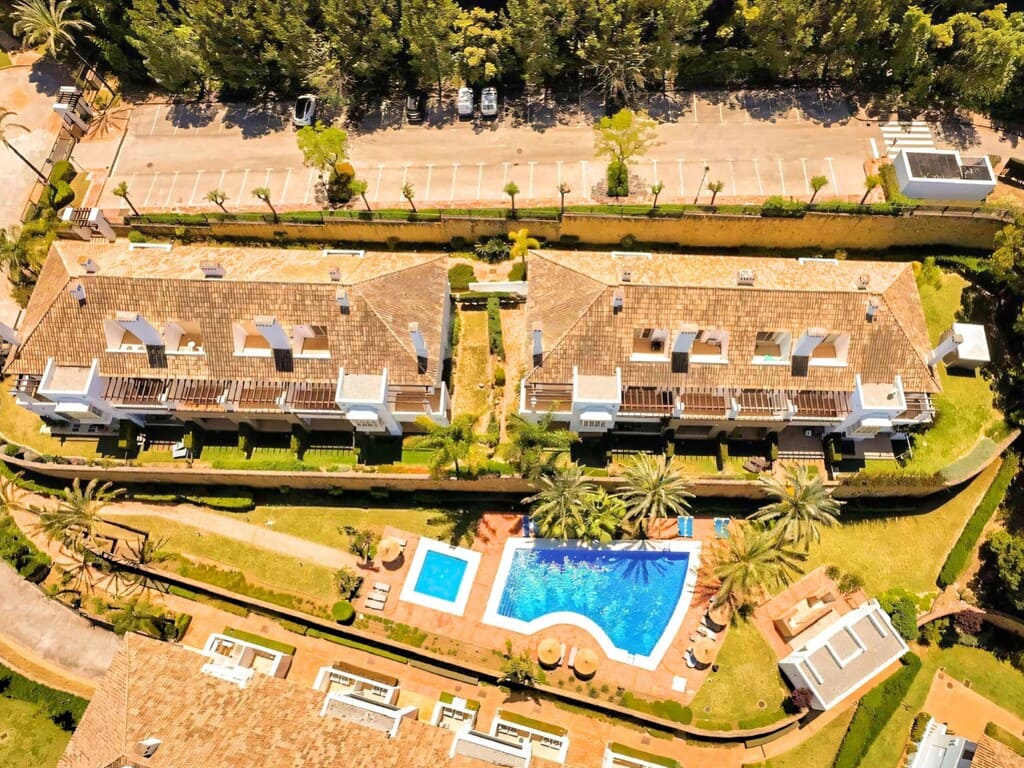 3 makuuhuone Omakotitalo myytävänä paikassa La Cala de Mijas mukana uima-altaan 
autotalli - 495 000 € (Ref: 10090132)