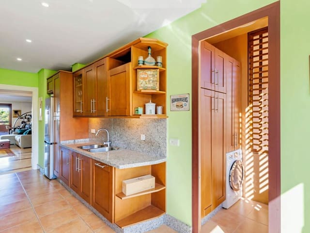 3 soveværelse Lejlighed til salg i Los Monteros, Marbella med swimmingpool garage - € 1.200.000 (Ref: 10099731)