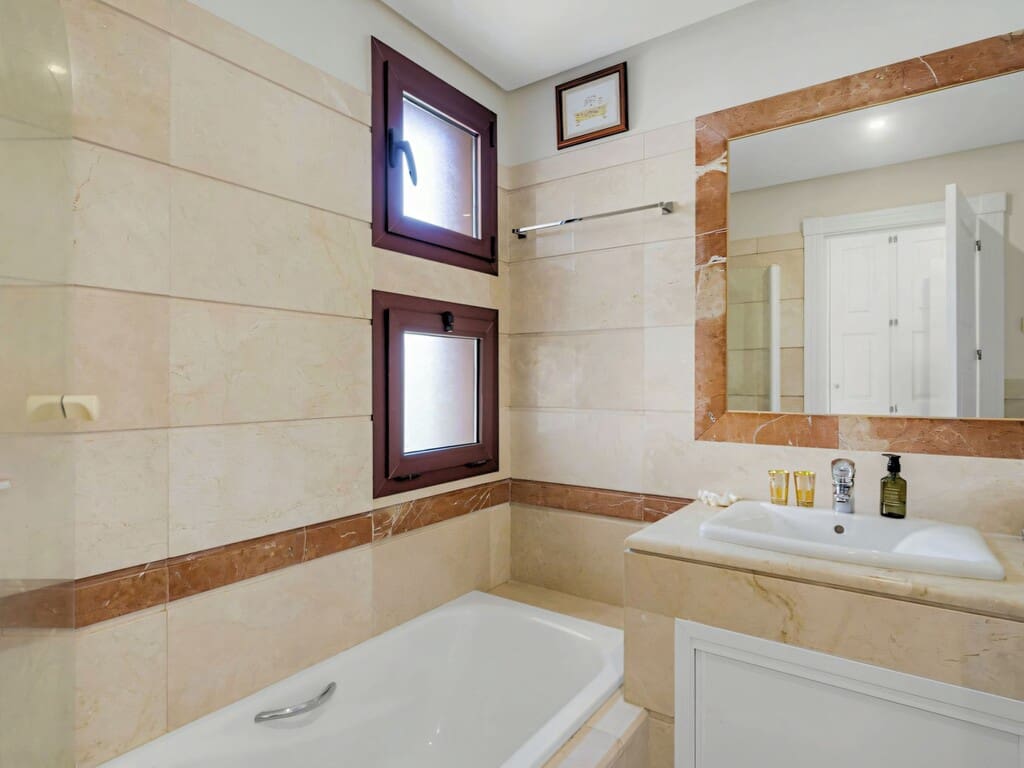 3 soveværelse Lejlighed til salg i Los Monteros med swimmingpool garage - € 1.200.000 (Ref: 10099731)