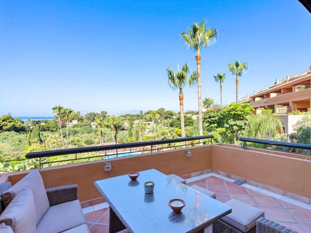 3 soveværelse Lejlighed til salg i Los Monteros, Marbella med swimmingpool garage - € 1.200.000 (Ref: 10099731)