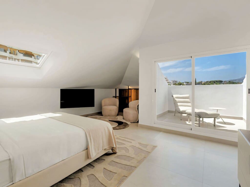 3 sypialnia Penthouse na sprzedaż w Nueva Andalucia z basenem garażem - 1 375 000 € (Ref: 10099733)