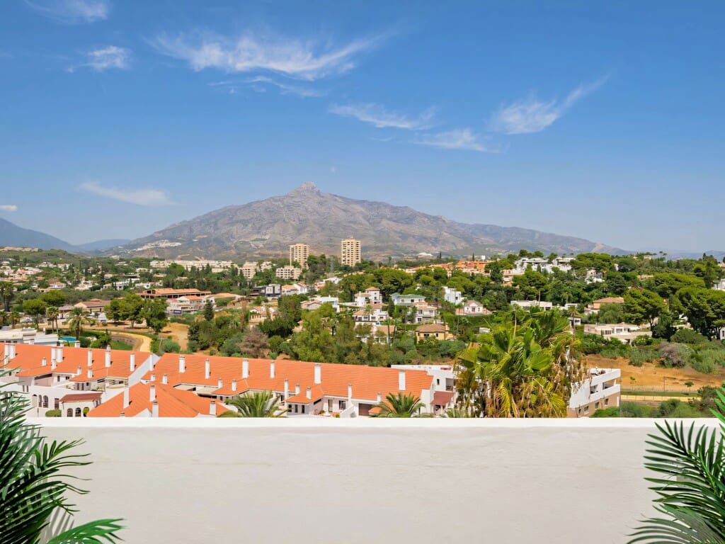 3 sypialnia Penthouse na sprzedaż w Nueva Andalucia z basenem garażem - 1 375 000 € (Ref: 10099733)