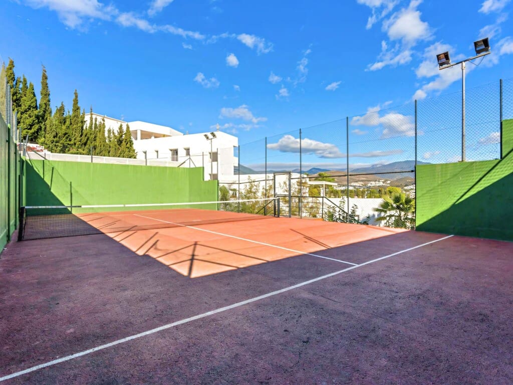 2 makuuhuone Huoneisto myytävänä paikassa Nueva Andalucia mukana uima-altaan 
autotalli - 545 000 € (Ref: 10099734)