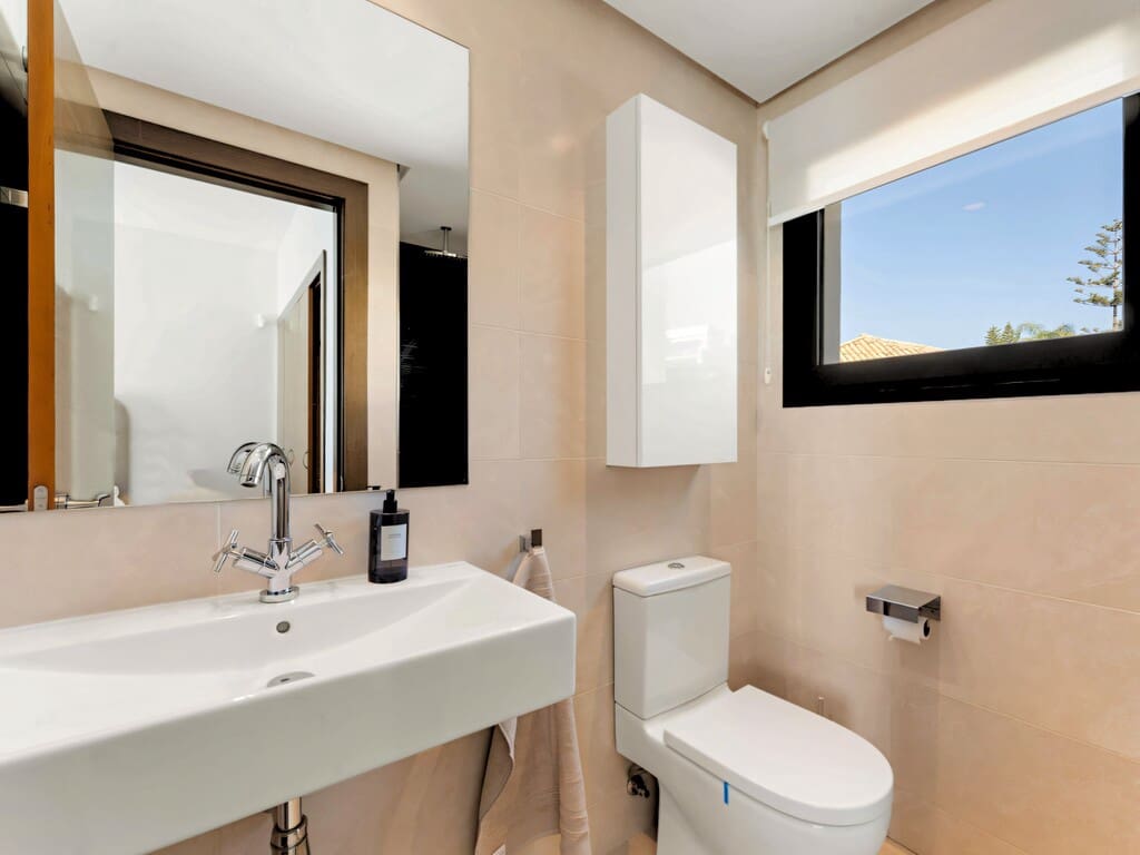 5 quarto Moradia para venda em Benahavis com piscina garagem - 2 595 000 € (Ref: 10109001)