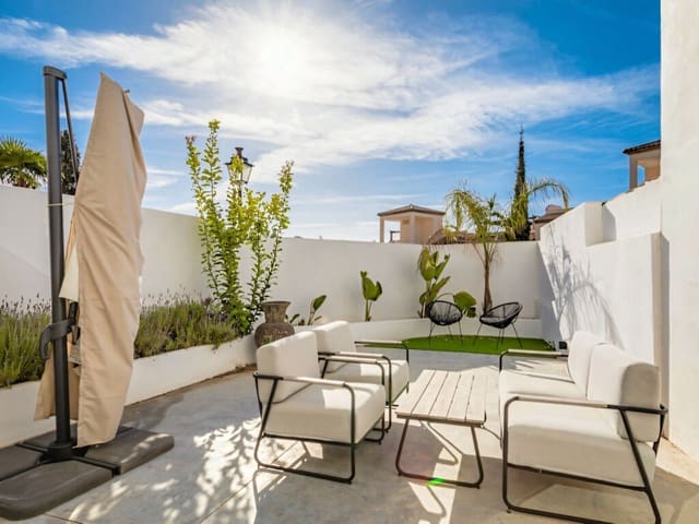 2 makuuhuone Omakotitalo myytävänä paikassa Nueva Andalucia, Marbella mukana uima-altaan 
autotalli - 525 000 € (Ref: 10110901)