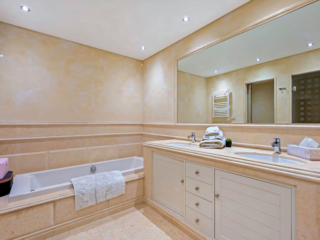 3 quarto Apartamento para venda em Estepona com piscina garagem - 2 275 000 € (Ref: 10131291)