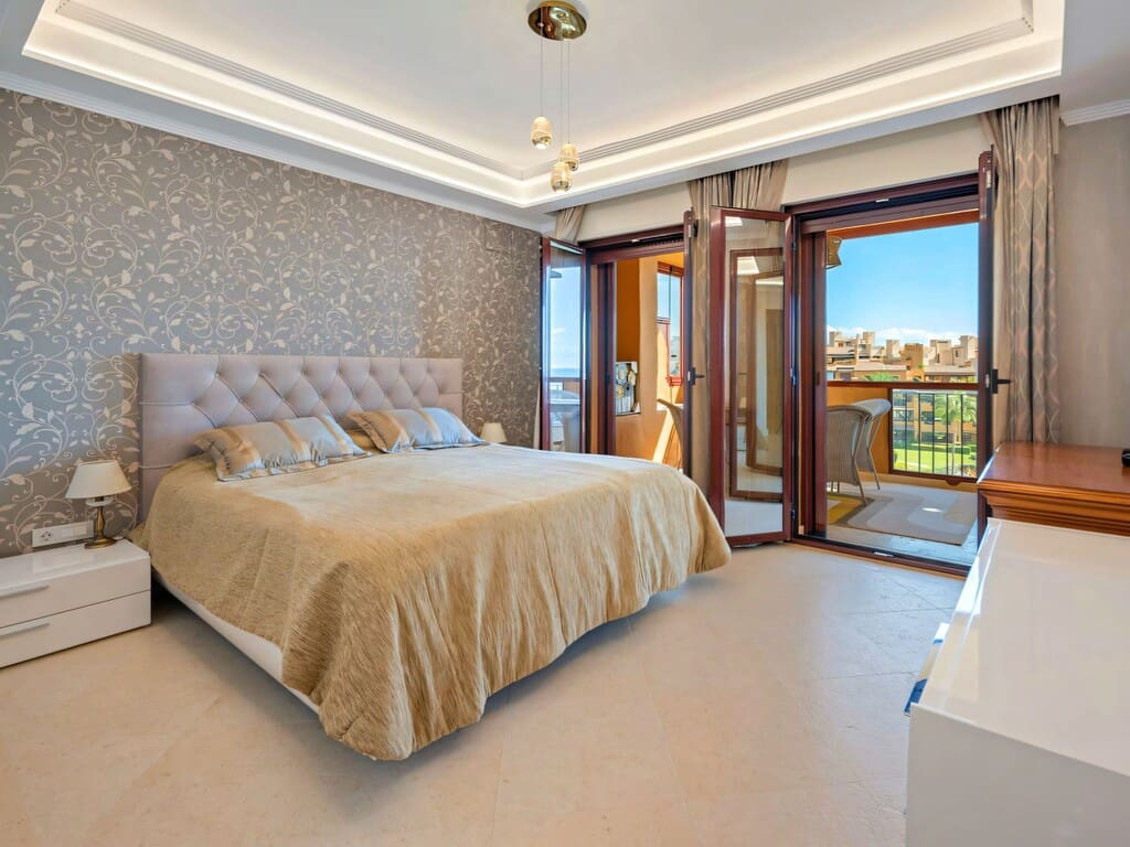 3 quarto Apartamento para venda em Estepona com piscina garagem - 2 275 000 € (Ref: 10131291)
