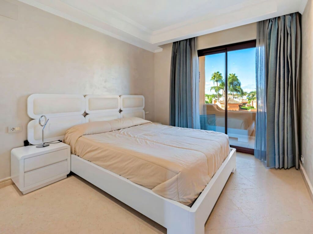 3 quarto Apartamento para venda em Estepona com piscina garagem - 2 275 000 € (Ref: 10131291)