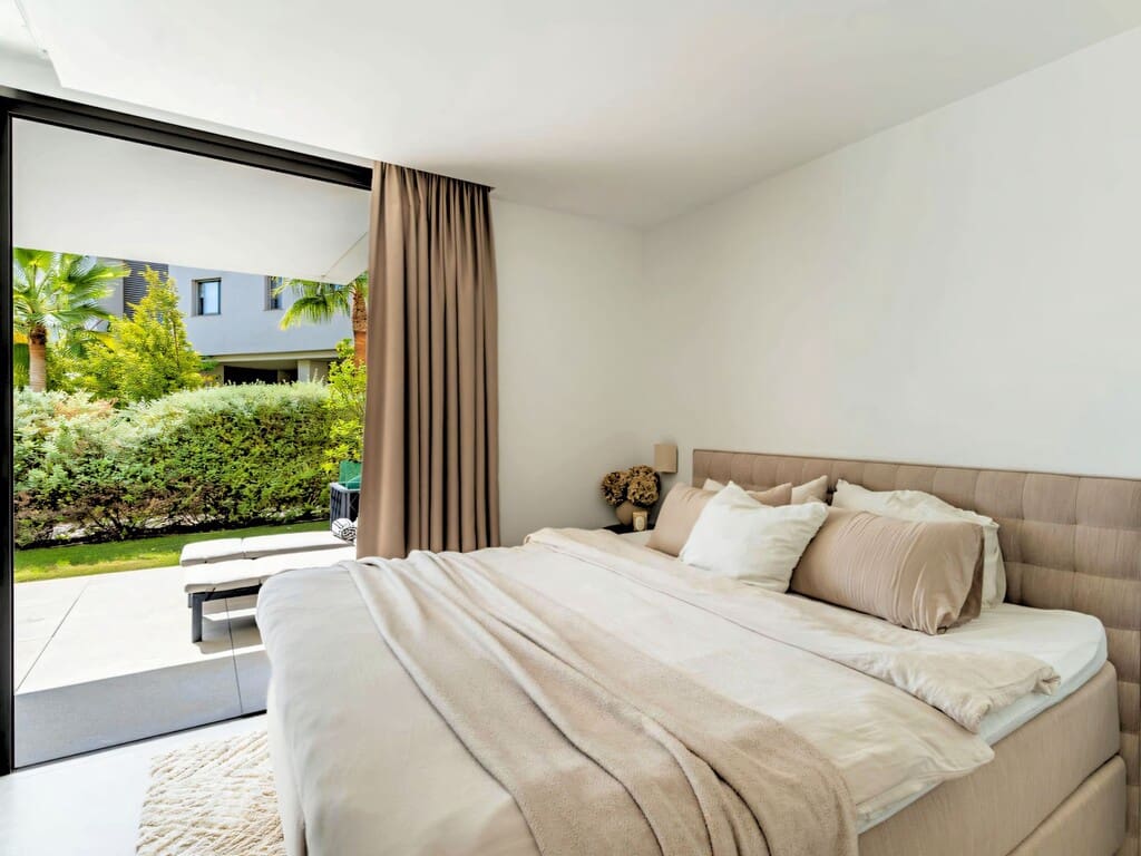 2 soverom Leilighet til salgs i Los Arqueros med svømmebasseng garasje - € 760 000 (Ref: 10135741)