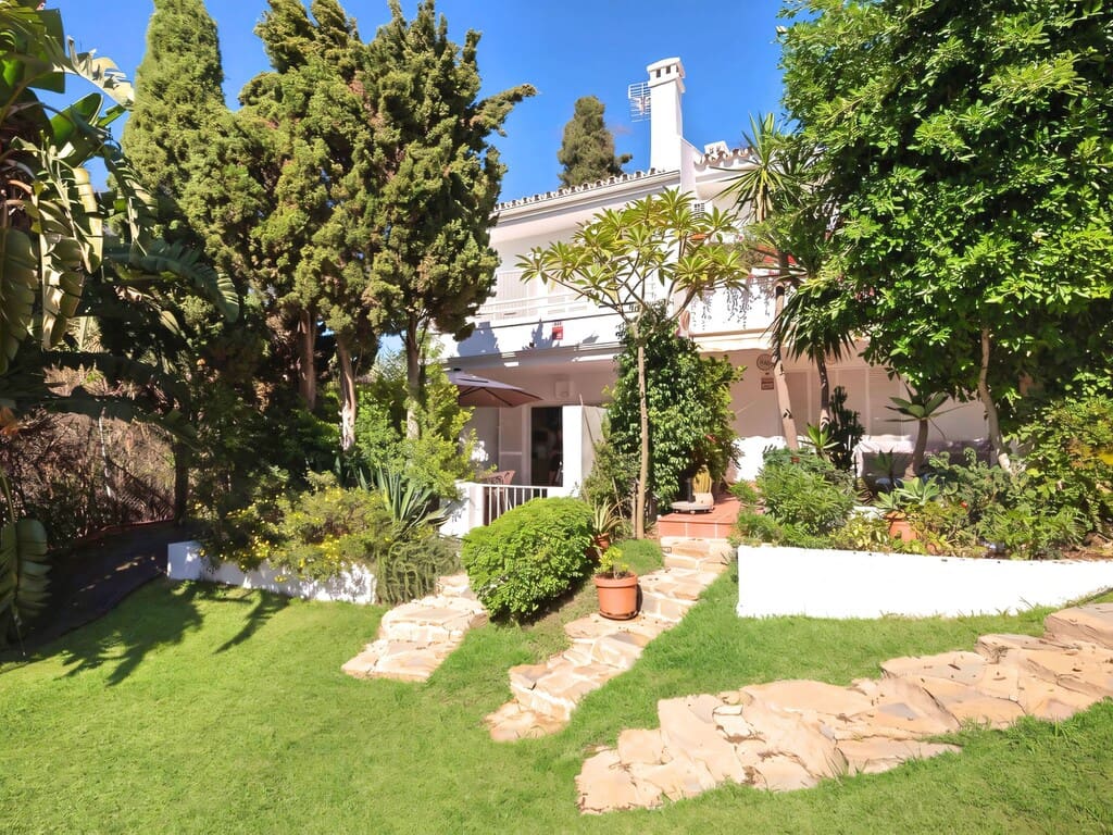 2 makuuhuone Omakotitalo myytävänä paikassa Marbella mukana uima-altaan 
autotalli - 605 000 € (Ref: 10141750)