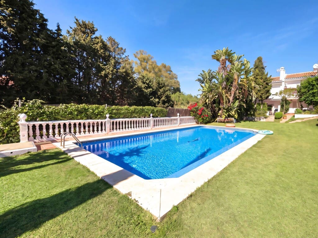 2 makuuhuone Omakotitalo myytävänä paikassa Marbella mukana uima-altaan 
autotalli - 605 000 € (Ref: 10141750)
