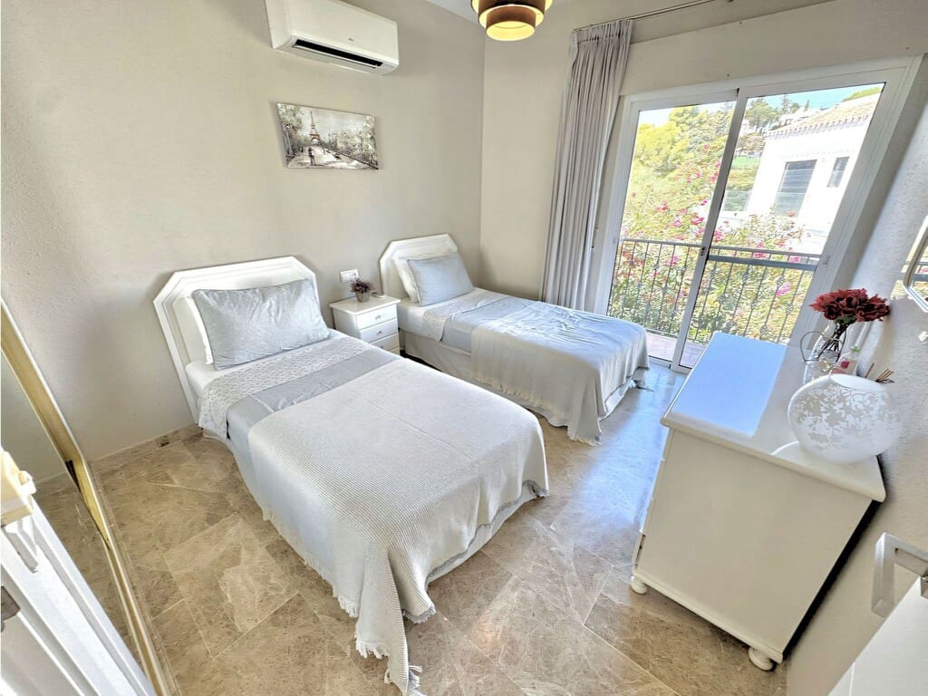 Chalet de 4 habitaciones en Calahonda en venta con piscina garaje - 1.250.000 € (Ref: 10141752)