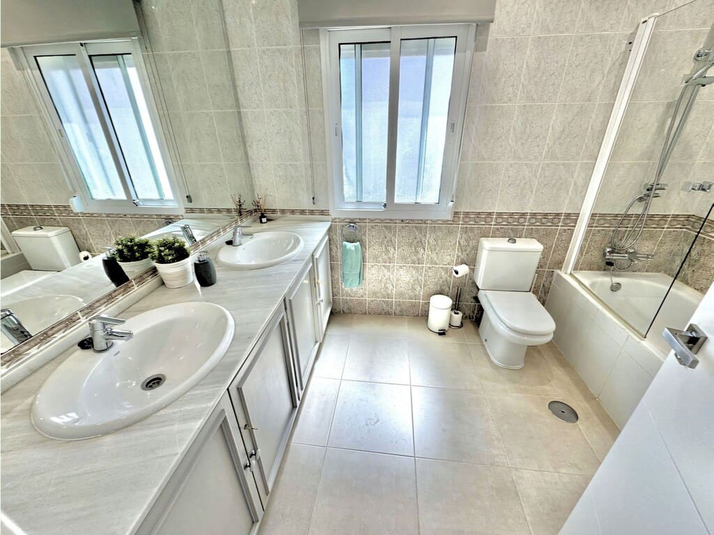 Chalet de 4 habitaciones en Calahonda en venta con piscina garaje - 1.250.000 € (Ref: 10141752)