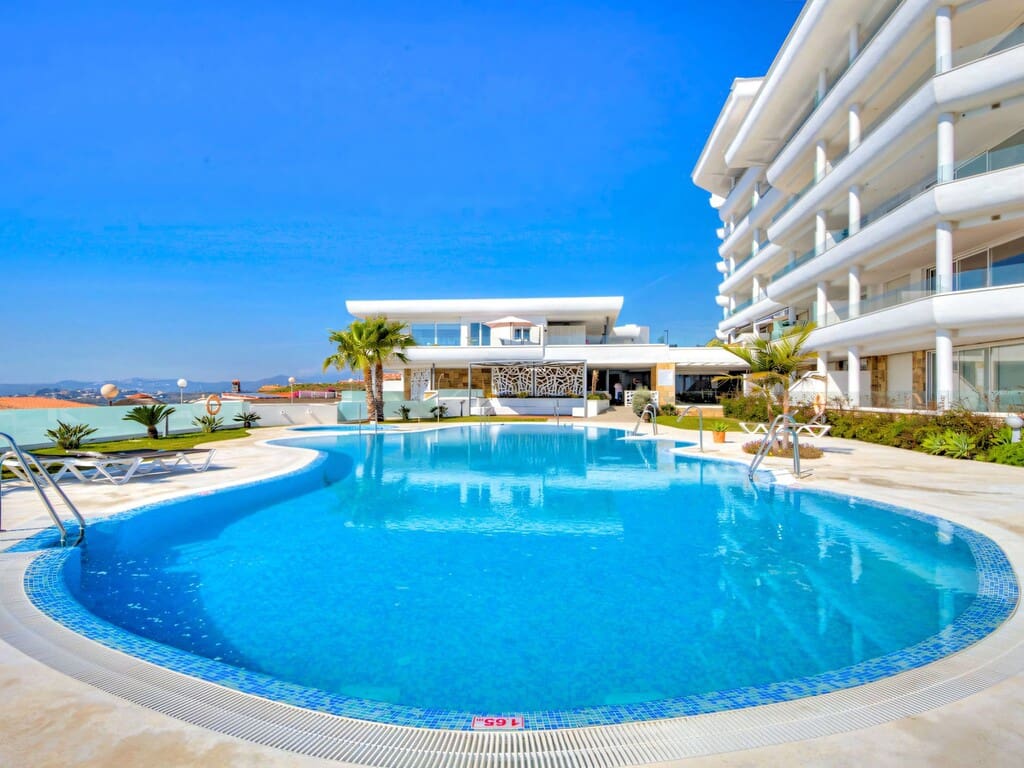 Apartamento de 2 habitaciones en Fuengirola en venta con piscina garaje - 429.000 € (Ref: 10146325)