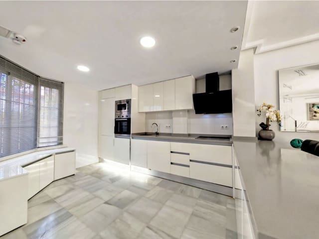 4 makuuhuone Omakotitalo myytävänä paikassa Cabopino, Marbella mukana uima-altaan 
autotalli - 675 000 € (Ref: 10146327)
