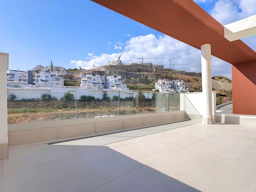 3 bedroom Apartment for sale in La Quinta with pool garage - € 1,295,000 (Ref: 10153312)