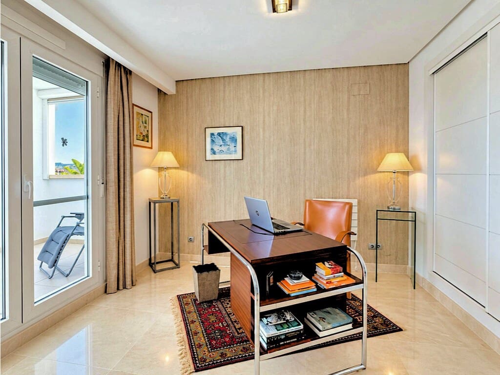 2 slaapkamer Appartement te koop in Los Arqueros met zwembad garage - € 495.000 (Ref: 10157417)
