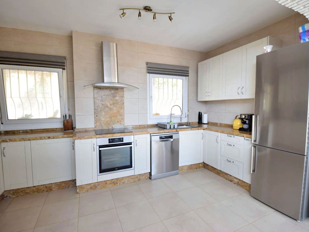 3 bedroom Villa for sale in Mijas Costa with pool garage - € 789,000 (Ref: 10161057)
