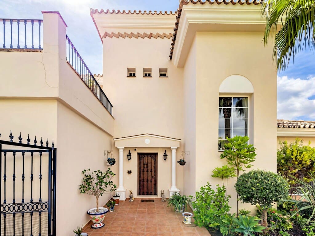 3 bedroom Villa for sale in Alhaurin Golf with pool garage - € 845,000 (Ref: 10162166)