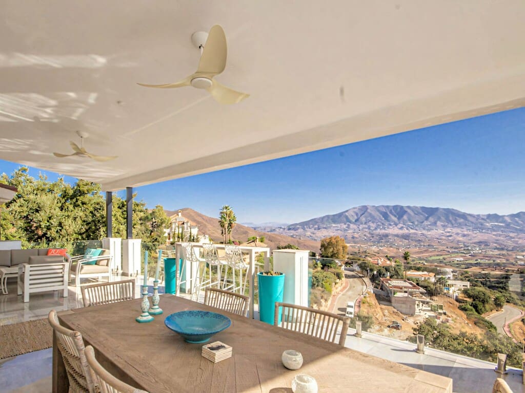 4 bedroom Villa for sale in La Mairena with pool garage - € 1,695,000 (Ref: 10162855)