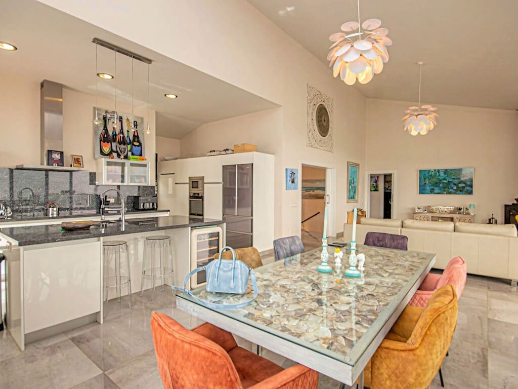 4 bedroom Villa for sale in La Mairena with pool garage - € 1,695,000 (Ref: 10162855)